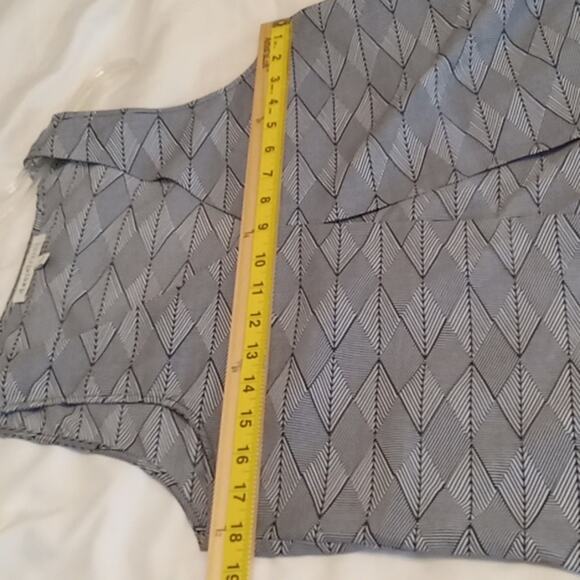 Daniel Rainn Women's Black/White Geo Sleeveless Medium Blouse.  Career, Comfy - Picture 6 of 8